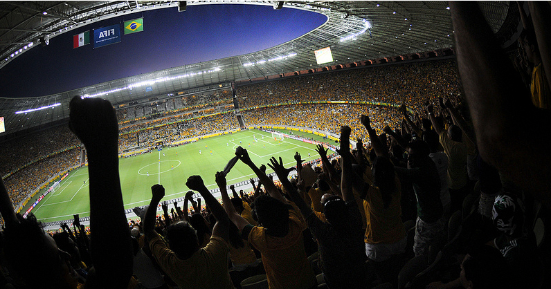Torcida brasileira celebrando no estádio